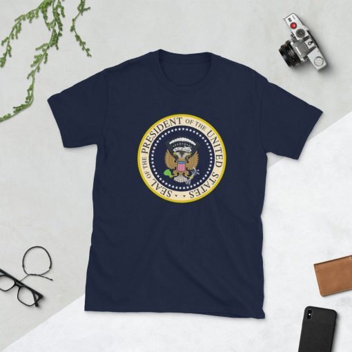 Fake Presidential Seal 45 Es Un Titere Puppet Funny T-Shirt