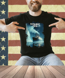 Titanic Sinking Boat Ship Hit Iceberg in 1912 Memorabilia T-Shirt