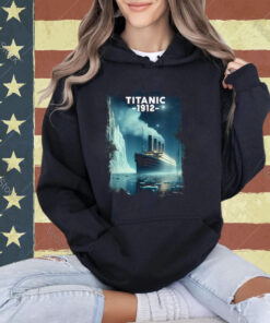 Titanic Sinking Boat Ship Hit Iceberg in 1912 Memorabilia T-Shirt