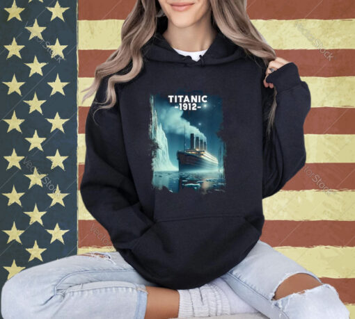 Titanic Sinking Boat Ship Hit Iceberg in 1912 Memorabilia T-Shirt