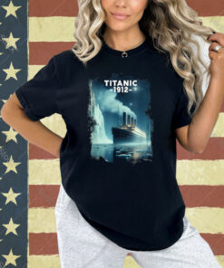 Titanic Sinking Boat Ship Hit Iceberg in 1912 Memorabilia T-Shirt