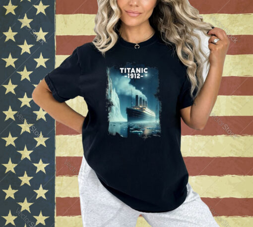 Titanic Sinking Boat Ship Hit Iceberg in 1912 Memorabilia T-Shirt